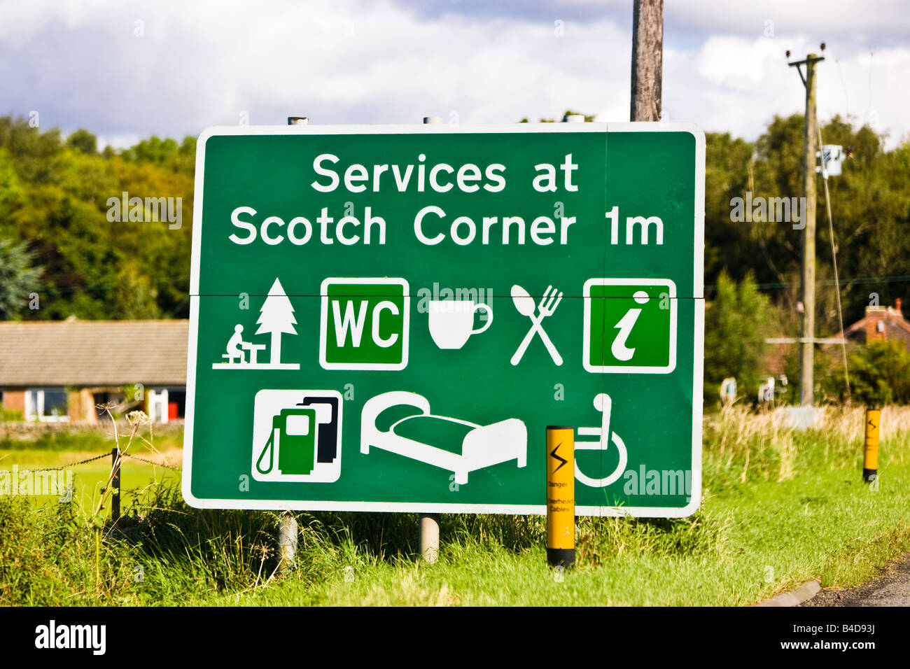 Panneau routier indiquant la distance jusqu'à la zone de services de Scotch Corner sur l'A1 avec installations, Angleterre, Royaume-Uni Banque D'Images