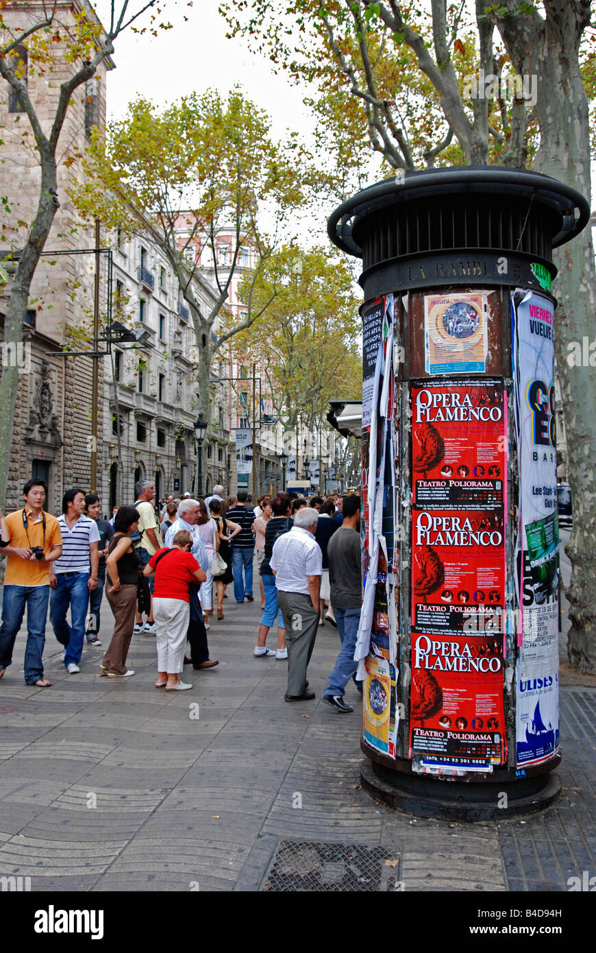 Les touristes à marcher le long de la rambla, Barcelone, Espagne Banque D'Images