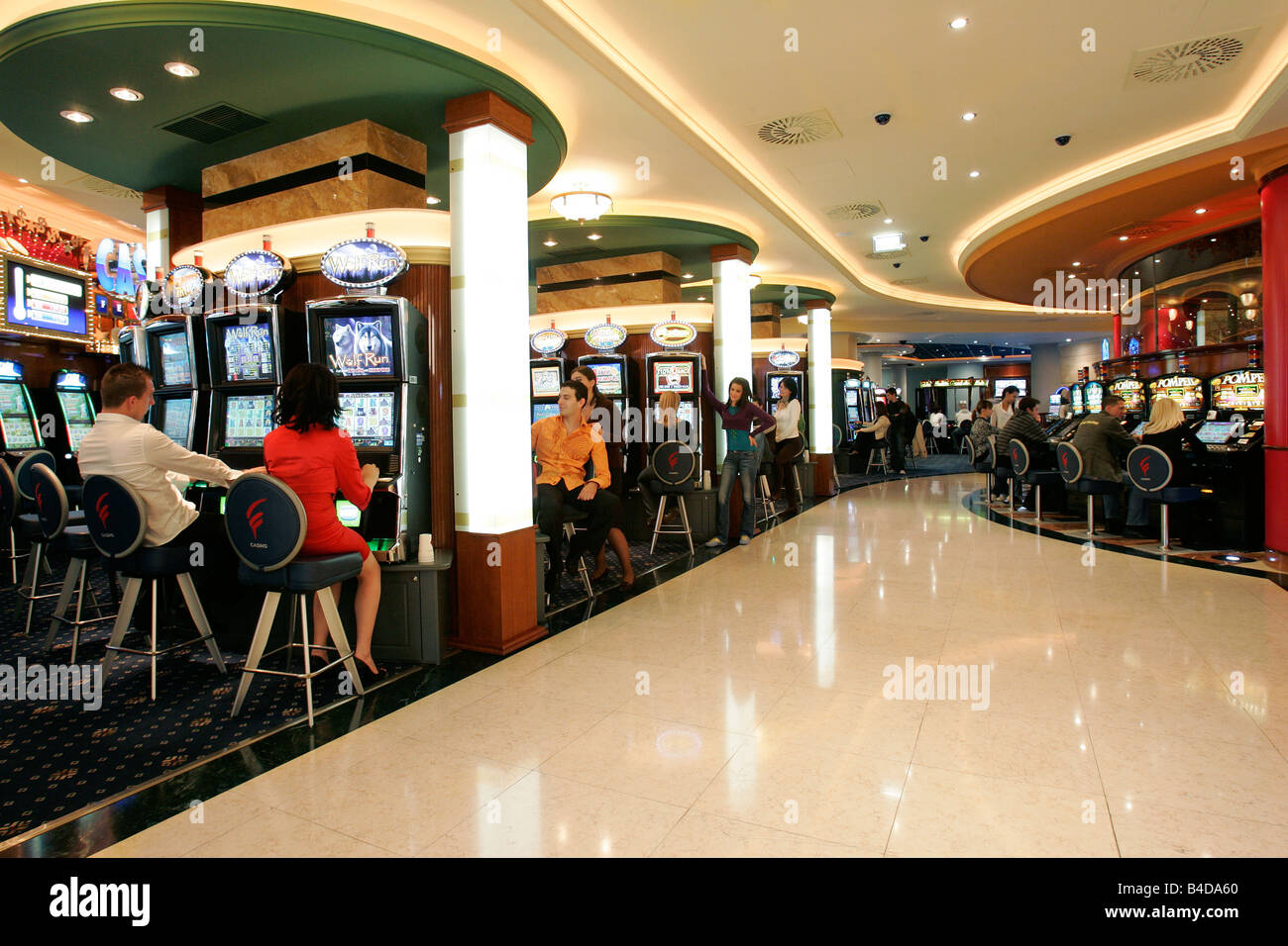 Machine à sous casino roulette roue électronique paris boutique mentions légales toxicomanie habitude de regarder la télévision assis Résultat contrôle Banque D'Images