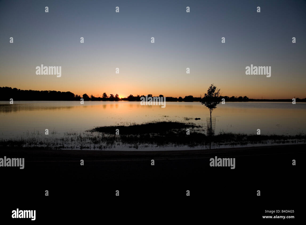 Coucher du soleil sur le lac Banque D'Images