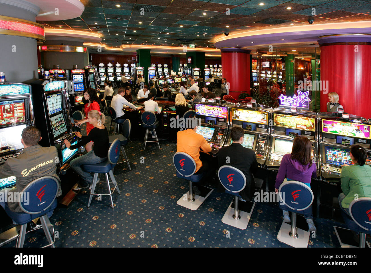 Machine à sous casino roulette roue électronique paris boutique mentions légales toxicomanie habitude de regarder la télévision assis Résultat contrôle Banque D'Images