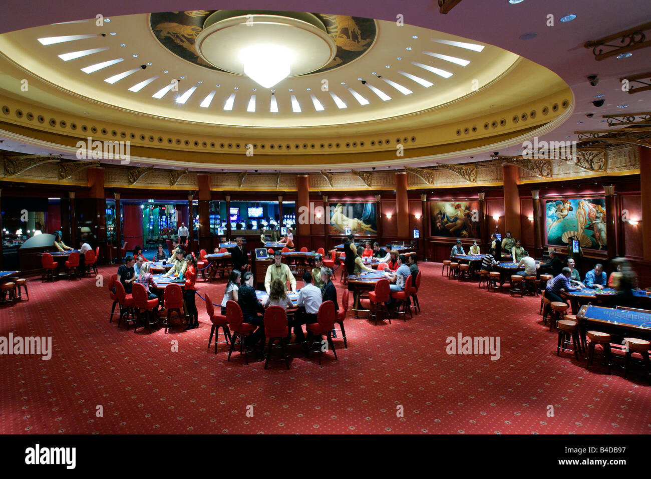 Machine à sous casino roulette roue électronique paris boutique mentions légales toxicomanie habitude de regarder la télévision assis Résultat contrôle Banque D'Images