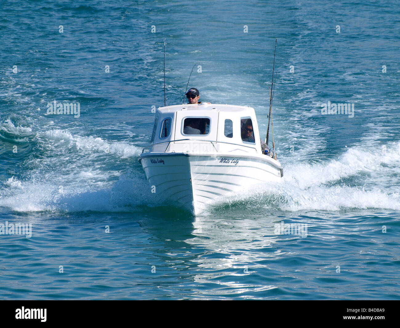 Jour Petit bateau avec des cannes à pêche Banque D'Images
