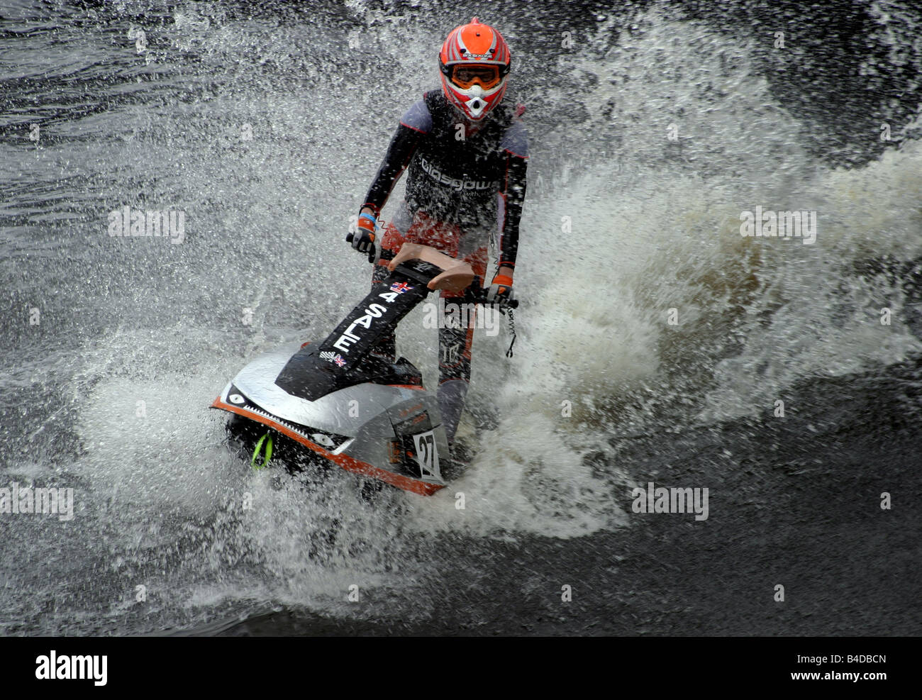 Un jet skieur effectuant sur la rivière Clyde dans le cadre de l'Assemblée River Festival à Glasgow en Écosse Banque D'Images