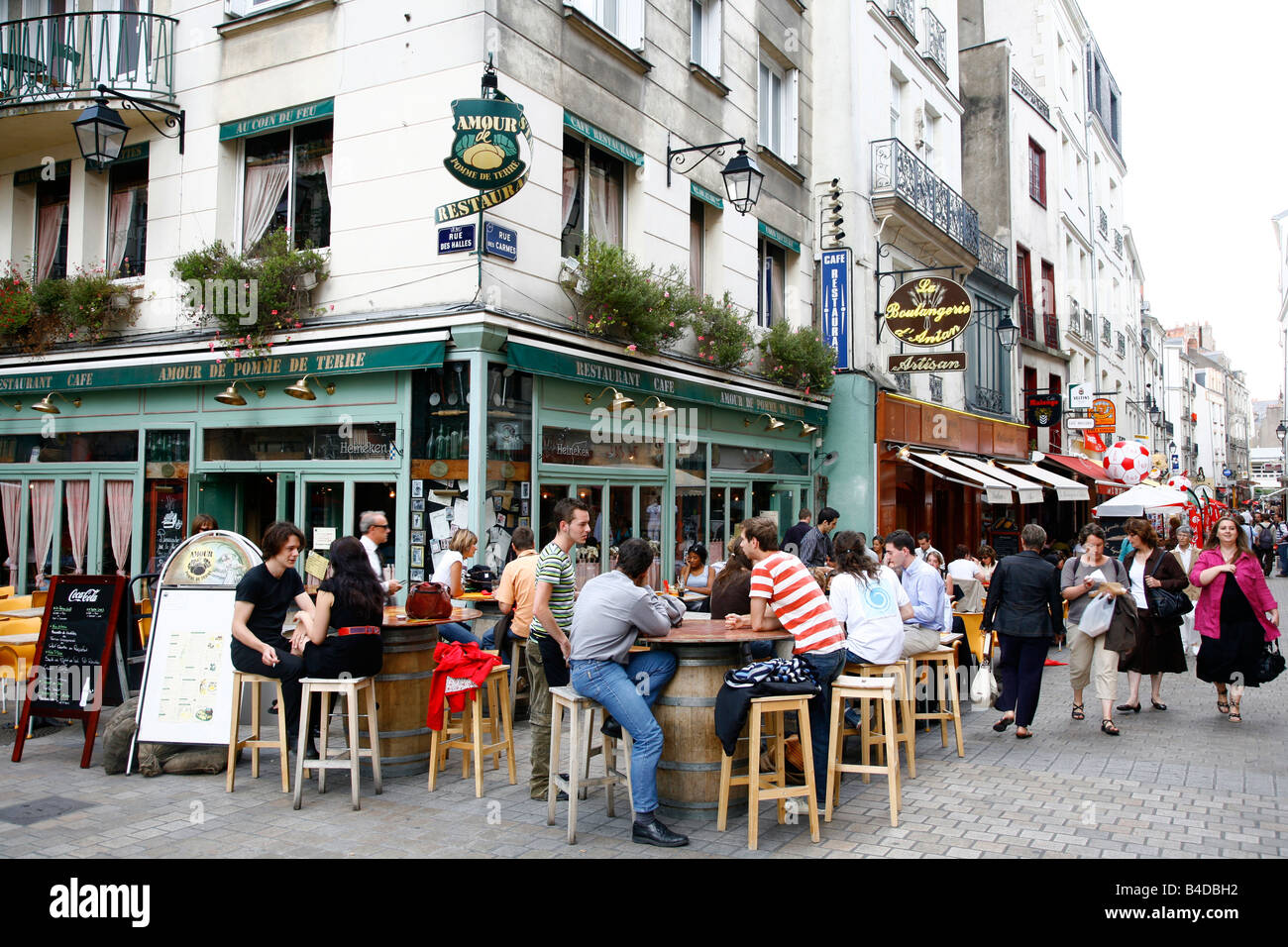 Juillet 2008 - des gens assis à un café en plein air dans une rue piétonne Nantes Bretagne France Banque D'Images