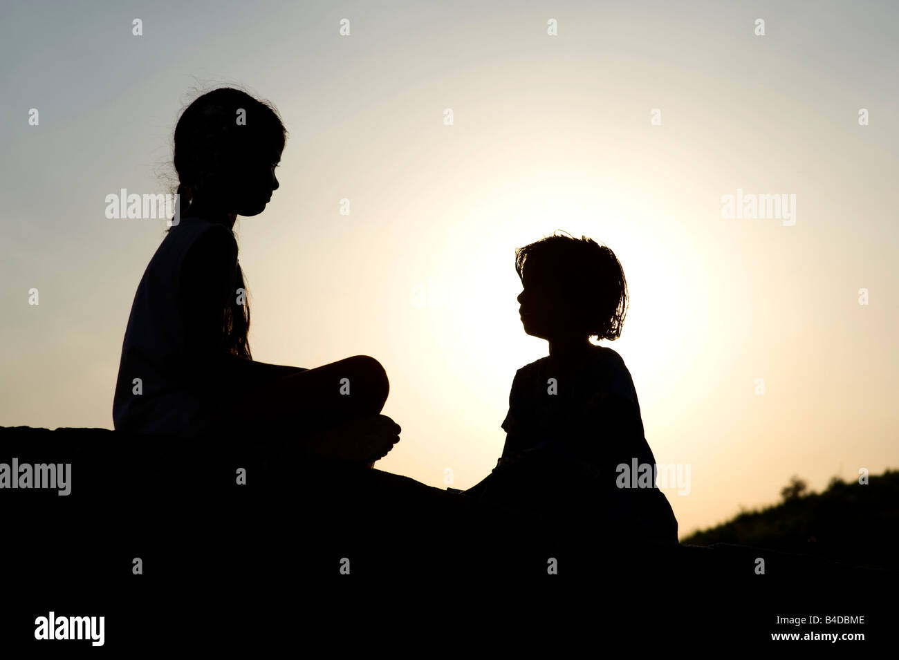 Deux filles indiennes assis sur un rocher. Silhouette de l'Inde. Banque D'Images