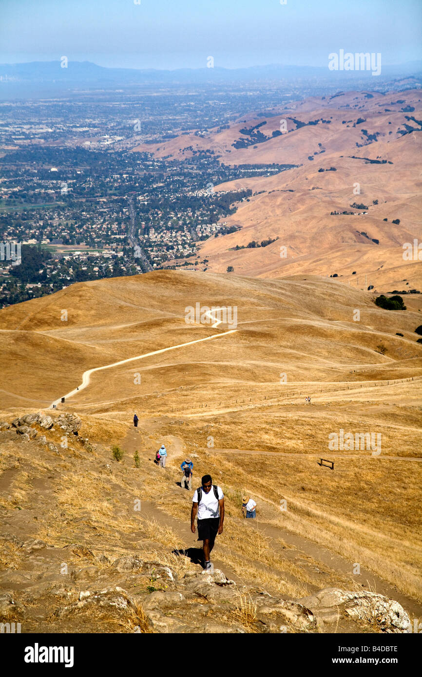 Le sentier de crête à Mission Peak Regional Preserve à Fremont, en Californie, est un populaire parmis les habitants et les touristes. Banque D'Images