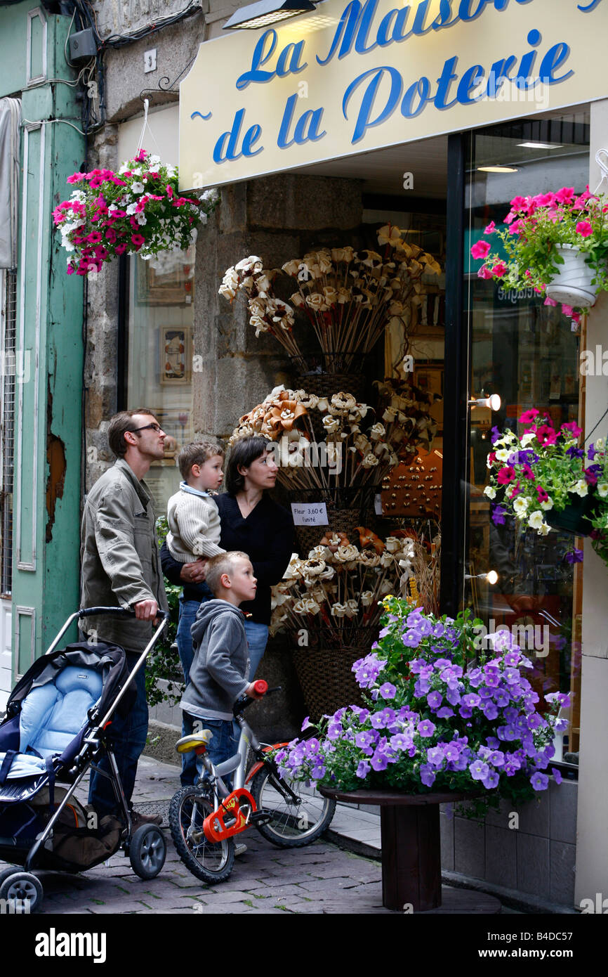 Juillet 2008 - Famille à la recherche d'un magasin de fleur dans la vieille ville de Dinan Bretagne France Banque D'Images