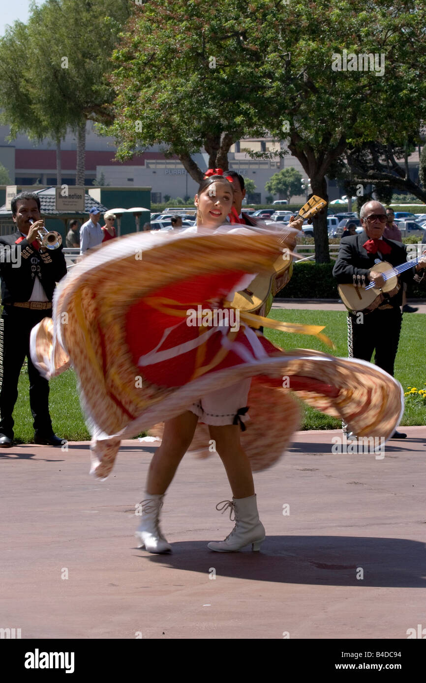 Jupe virevoltante Danseur mexicain Banque D'Images