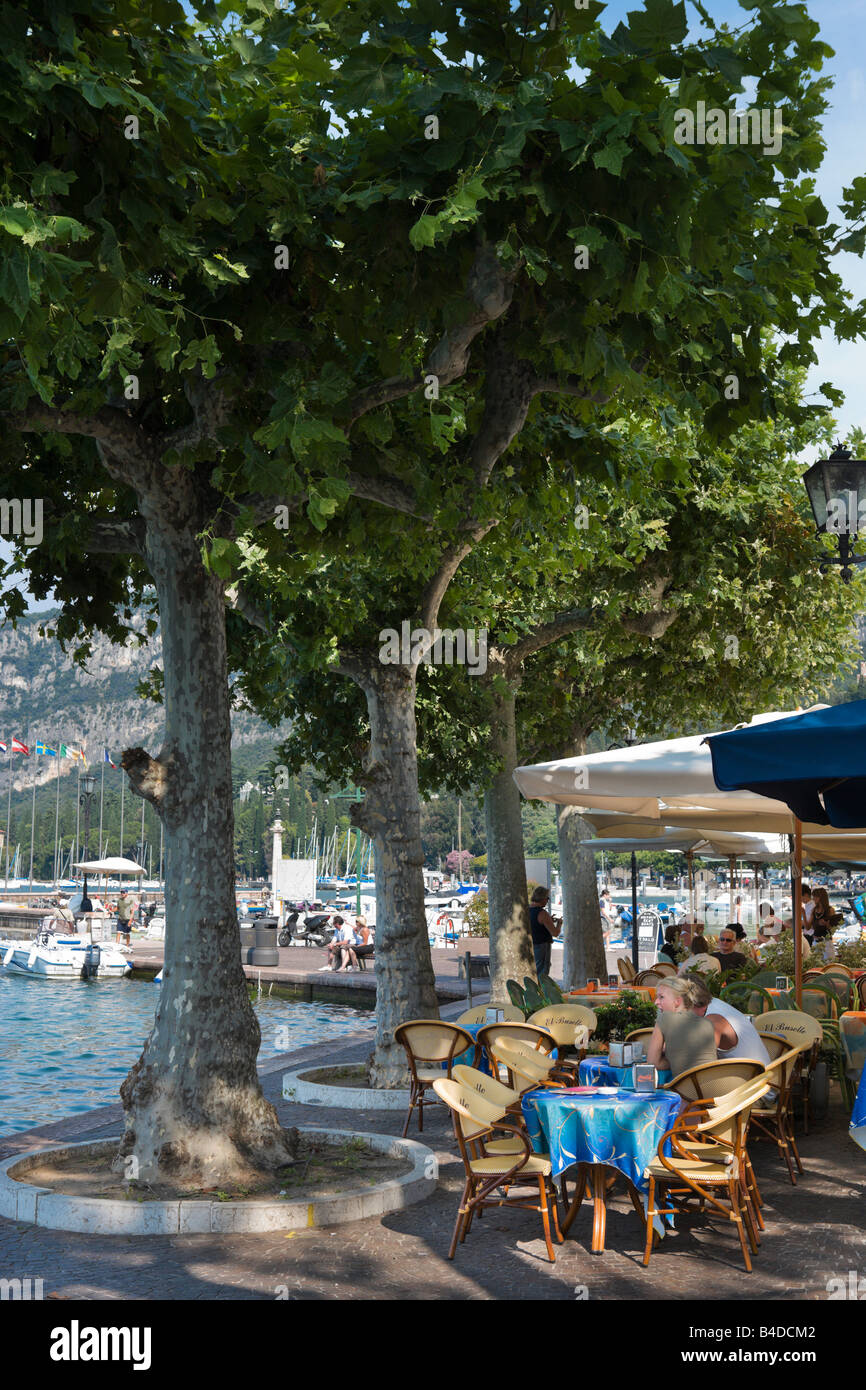 Cafe au bord du lac de Garda, Lac de Garde, Italie Banque D'Images
