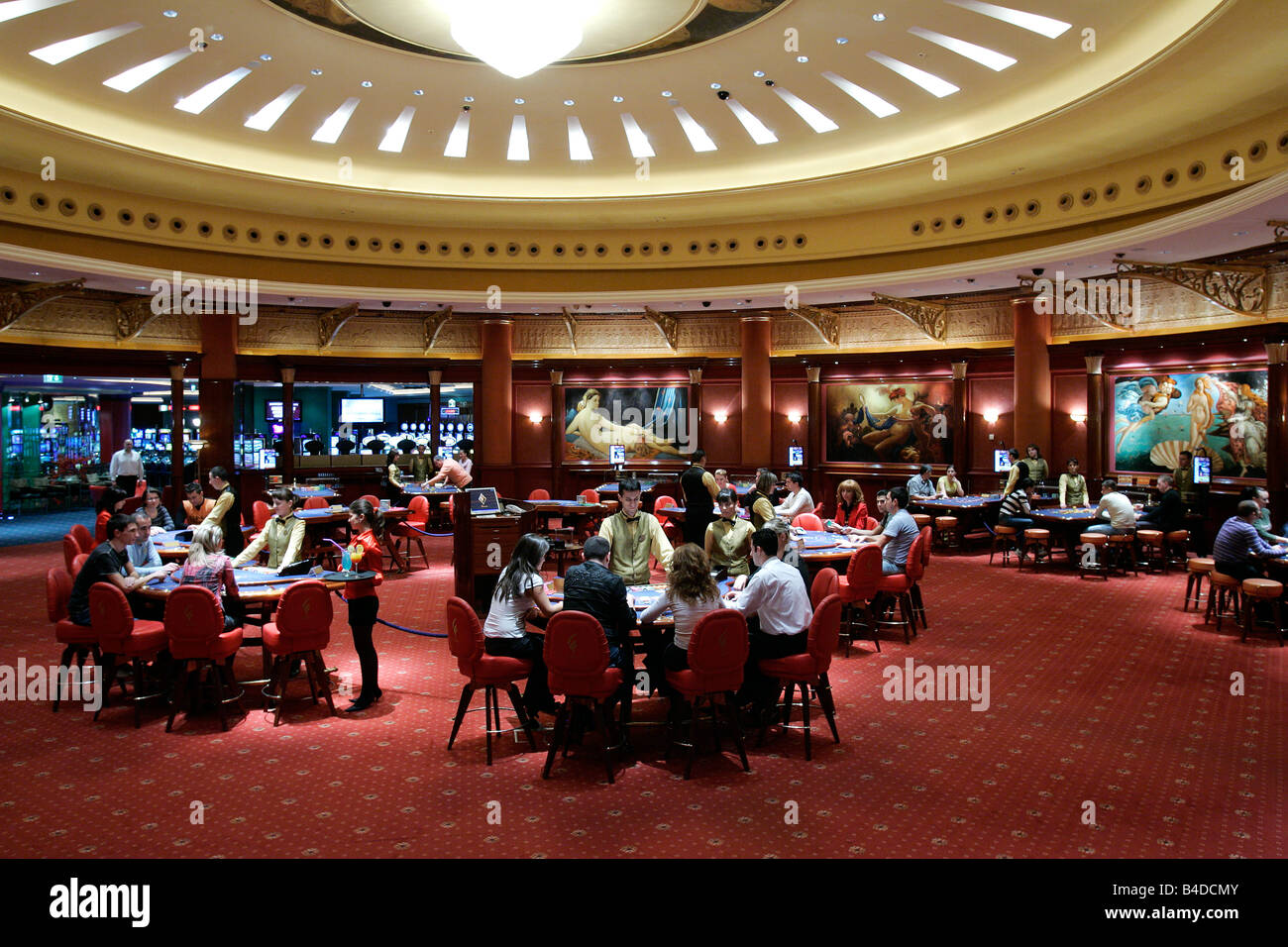 Machine à sous casino roulette roue électronique paris boutique mentions légales toxicomanie habitude de regarder la télévision assis Résultat contrôle Banque D'Images
