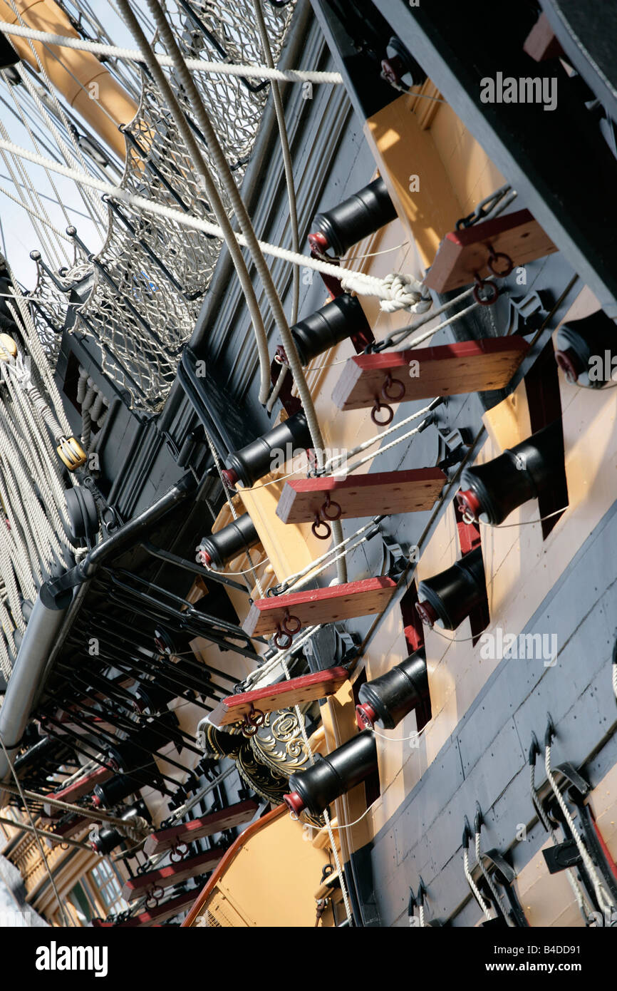 Ville de Portsmouth. L'Angleterre. Vue en angle de l'arme des ports sur le HMS Victory qui est situé à Portsmouth Historic Dockyard. Banque D'Images