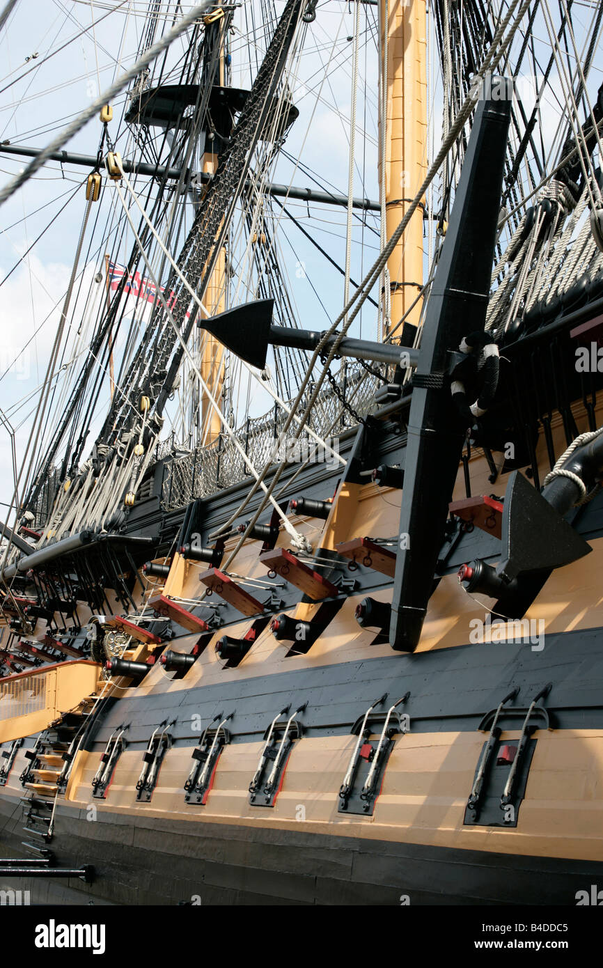 Ville de Portsmouth. L'Angleterre. Les ports d'armes à feu et l'ancre tribord sur le HMS Victory qui est situé à Portsmouth Historic Dockyard. Banque D'Images