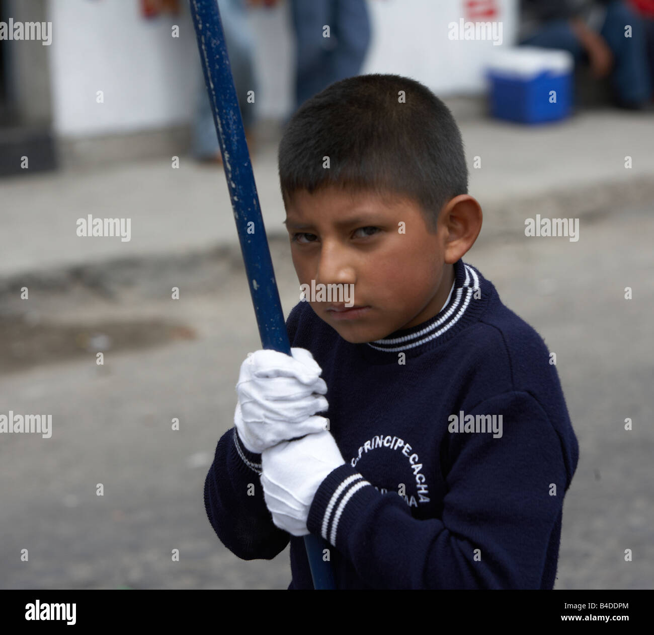 Garçon dans l'école locale, de l'Equateur Parade Banque D'Images