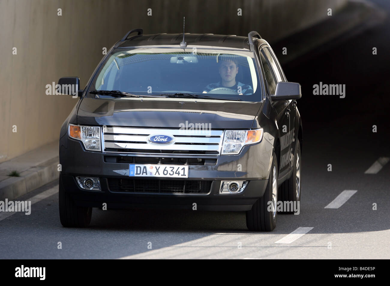 SUV Ford Edge, l'année de modèle 2007-, l'anthracite, la conduite, la diagonale de l'avant, vue frontale, Tunnel, ville Banque D'Images