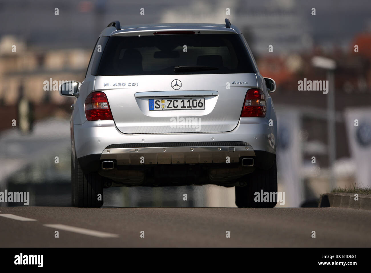 Mercedes ML 420 CDI, l'année de modèle 2005, d'argent, la conduite, la diagonale de l'arrière, vue arrière, country road Banque D'Images