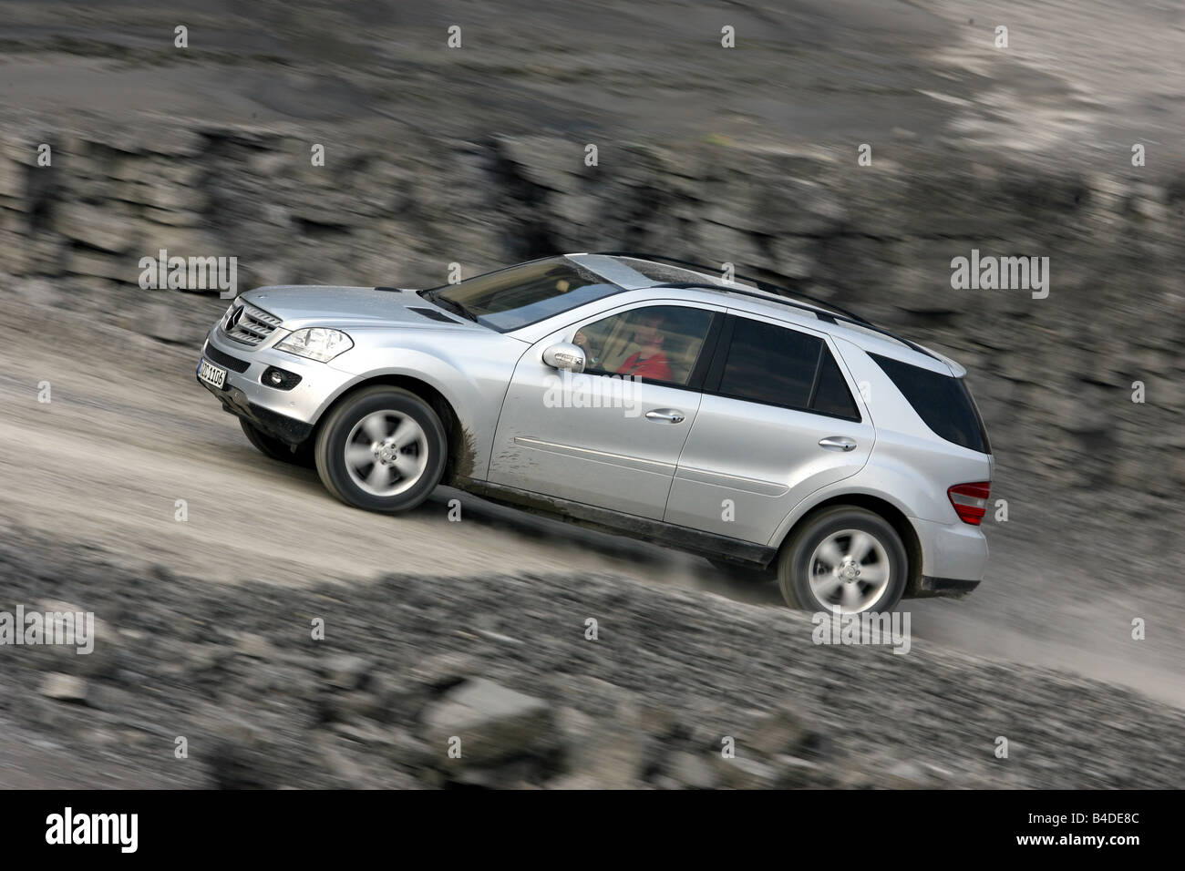 Mercedes ML 420 CDI, l'année de modèle 2005, d'argent, la conduite, la vue de côté, le tout-terrain Banque D'Images