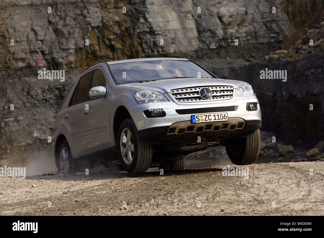 Mercedes ML 420 CDI, l'année de modèle 2005, d'argent, la conduite, la diagonale de l'avant, vue frontale, le tout-terrain, l'eau, Matsch Banque D'Images