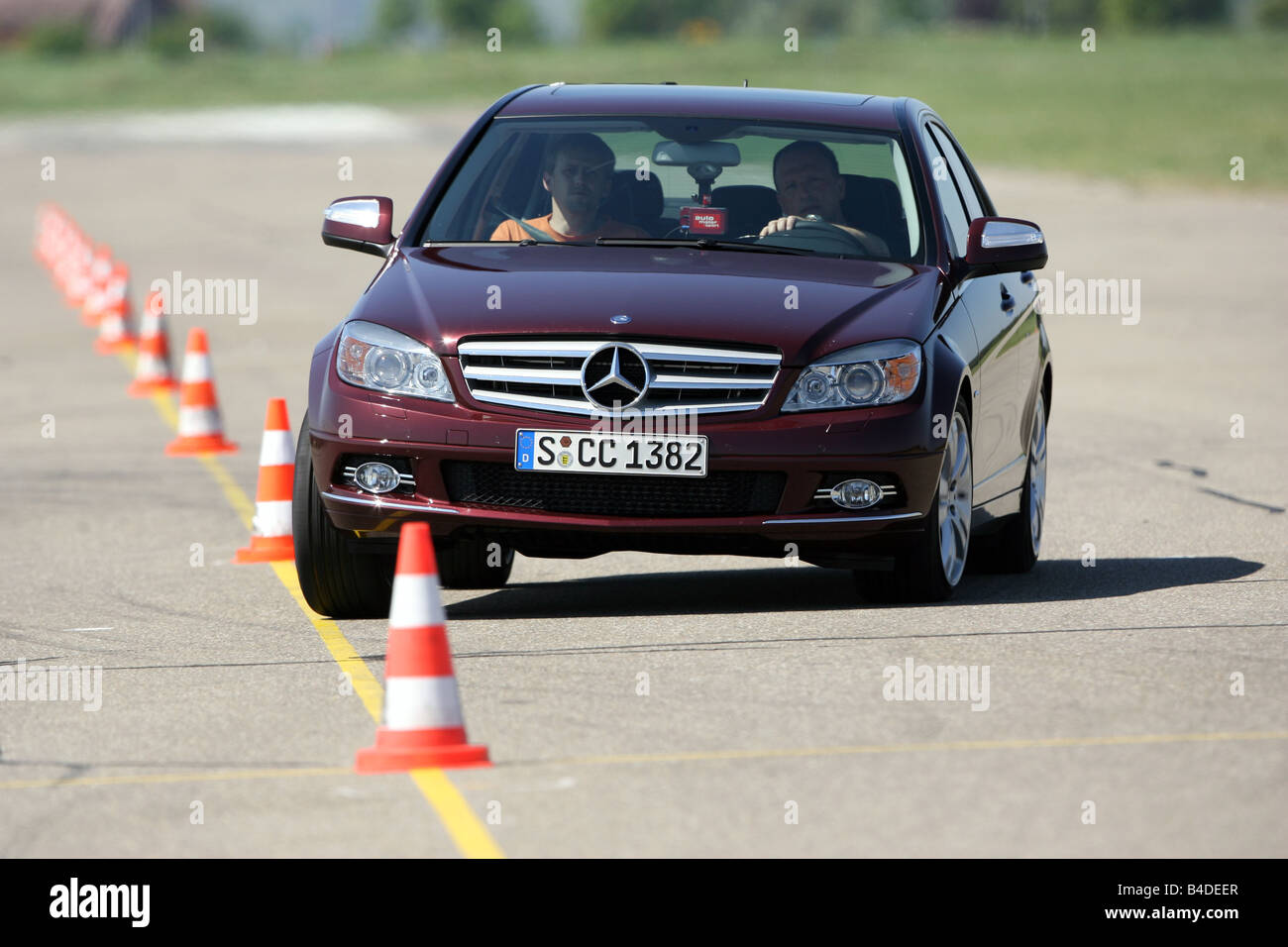 Mercedes C 220 CDI Avantgarde, l'année de modèle 2007, de couleur rubis-, la conduite, la diagonale de l'avant, vue frontale, Pilonen, test tra Banque D'Images