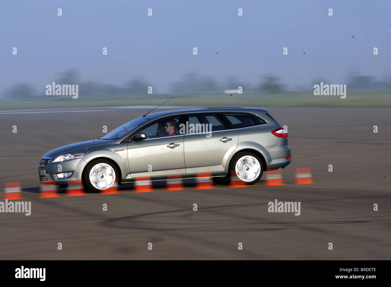 Ford Mondeo Turnier 2.5, l'année de modèle 2007, d'argent, la conduite, la vue latérale, Pilonen, test track Banque D'Images