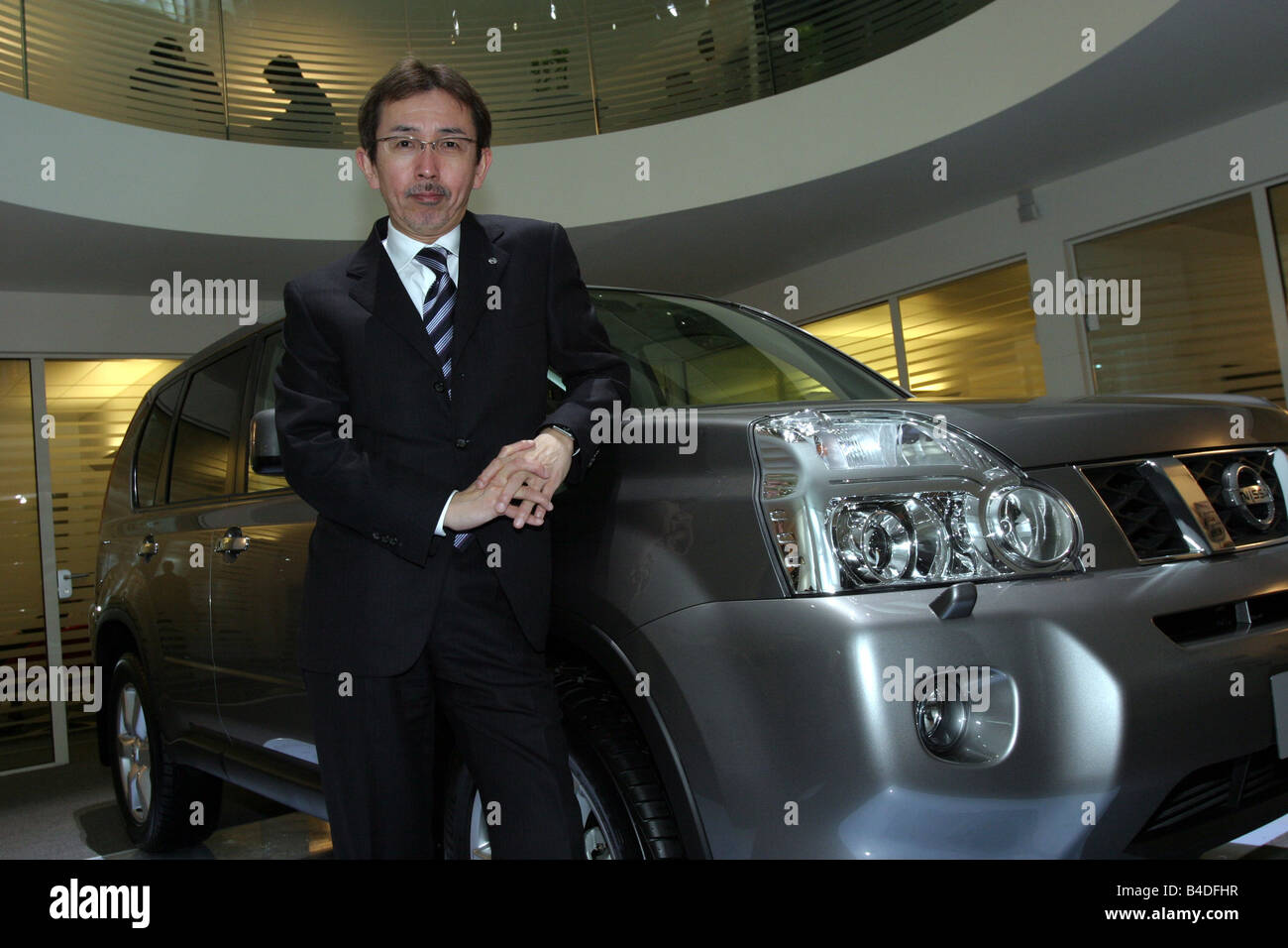 Shiro Nakamura, Nissan Senior Vice President, directeur de la conception, en face de Nissan X-Trail, l'année de modèle 2007-, anthr Banque D'Images