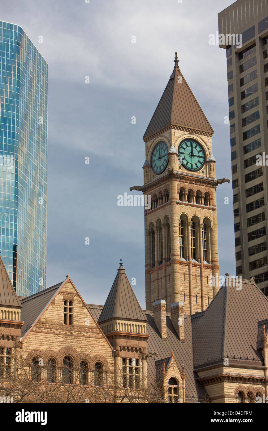 Tour de l'horloge de l'ancien hôtel de ville, entouré de bâtiments modernes dans le centre-ville de Toronto, Ontario, Canada. Banque D'Images