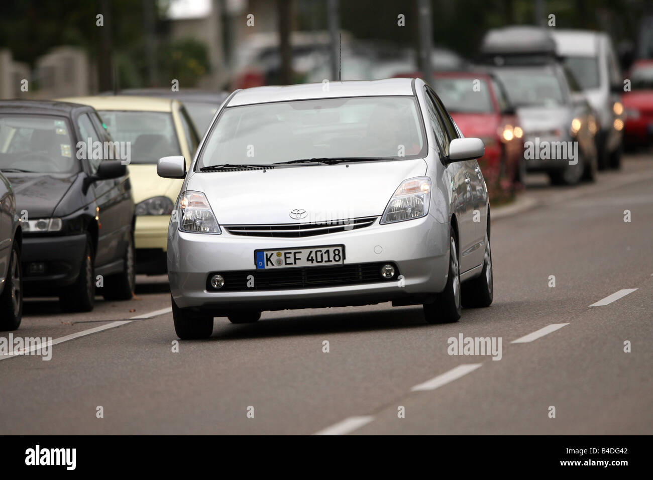 Toyota Prius 1.5 HSD, modèle 2006, d'argent, la conduite, la diagonale de l'avant, vue frontale, Ville, Hybridauto Banque D'Images