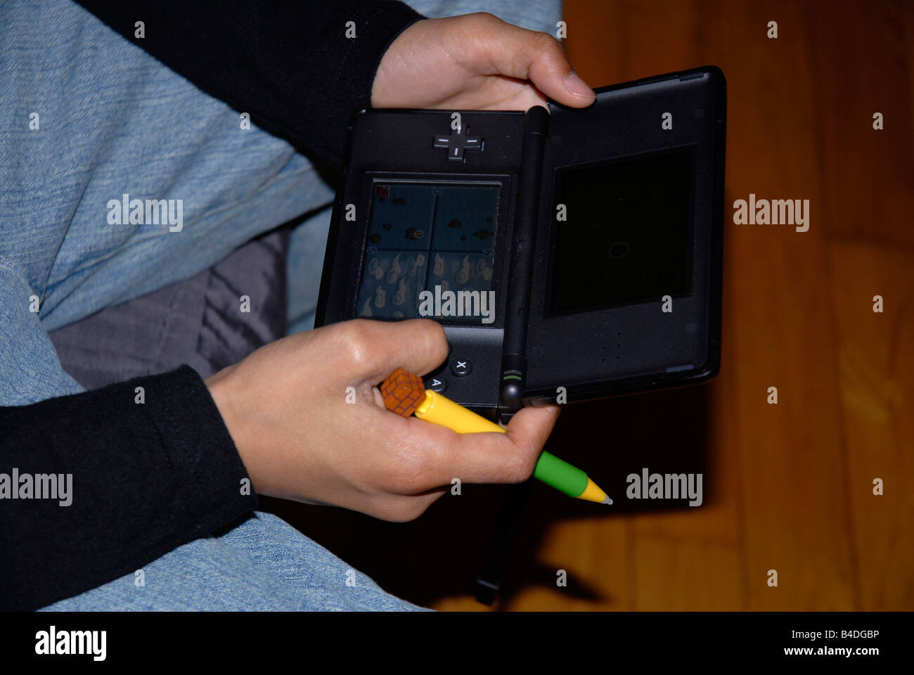 Garçon jouant avec Nintendo DS Lite Banque D'Images Garçon jouant avec Nintendo DS Lite Banque D'Images