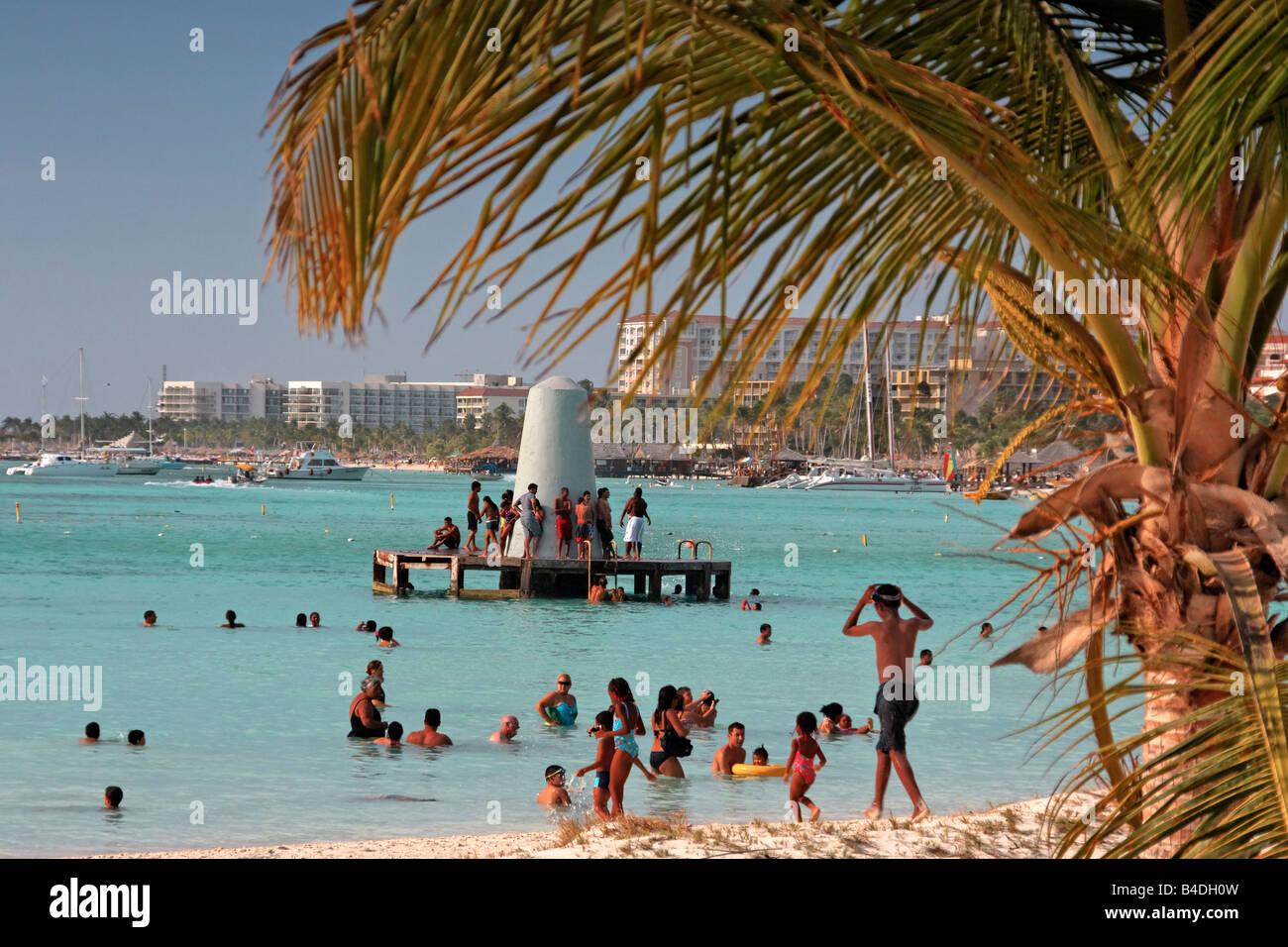 Palm Beach Aruba Antilles néerlandaises Antilles Amérique centrale de la population locale à la plage le dimanche Banque D'Images