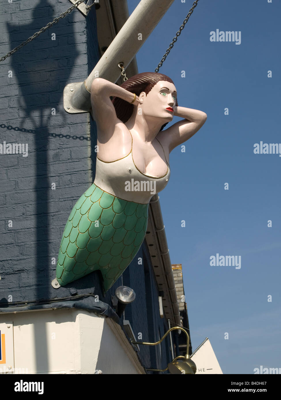 Un signe pour un poisson et chip shop sous la forme d'un buste de proue de navires mermaid en UK Suffolk Aldeburgh Banque D'Images