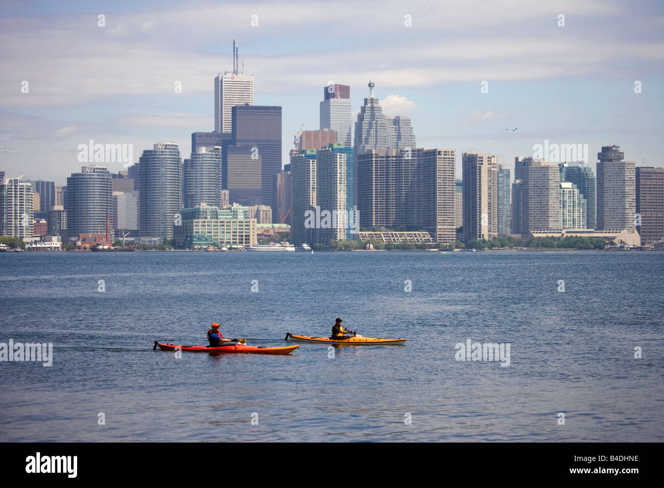 Du kayak sur le lac Ontario en face de la ville de Toronto, Ontario, Canada Banque D'Images