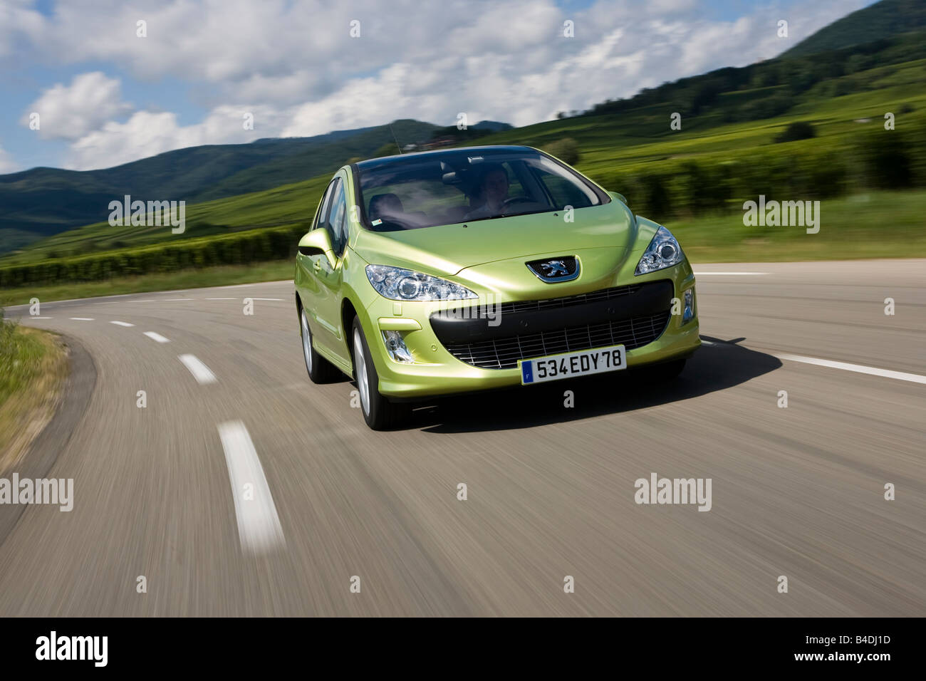 Peugeot 208 HDi FAP 135, l'année de modèle 2007-, vert, la conduite, la diagonale de l'avant, vue frontale, country road Banque D'Images