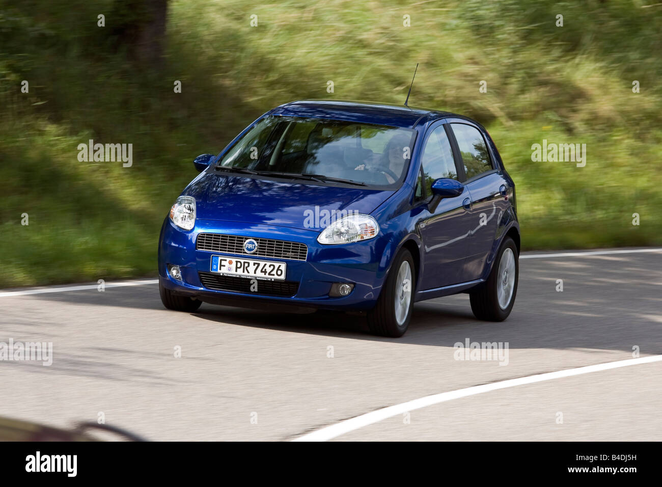 Fiat Grande Punto T-Jet, l'année de modèle 2007- bleu, déménagement, la diagonale de l'avant, vue frontale, country road Banque D'Images