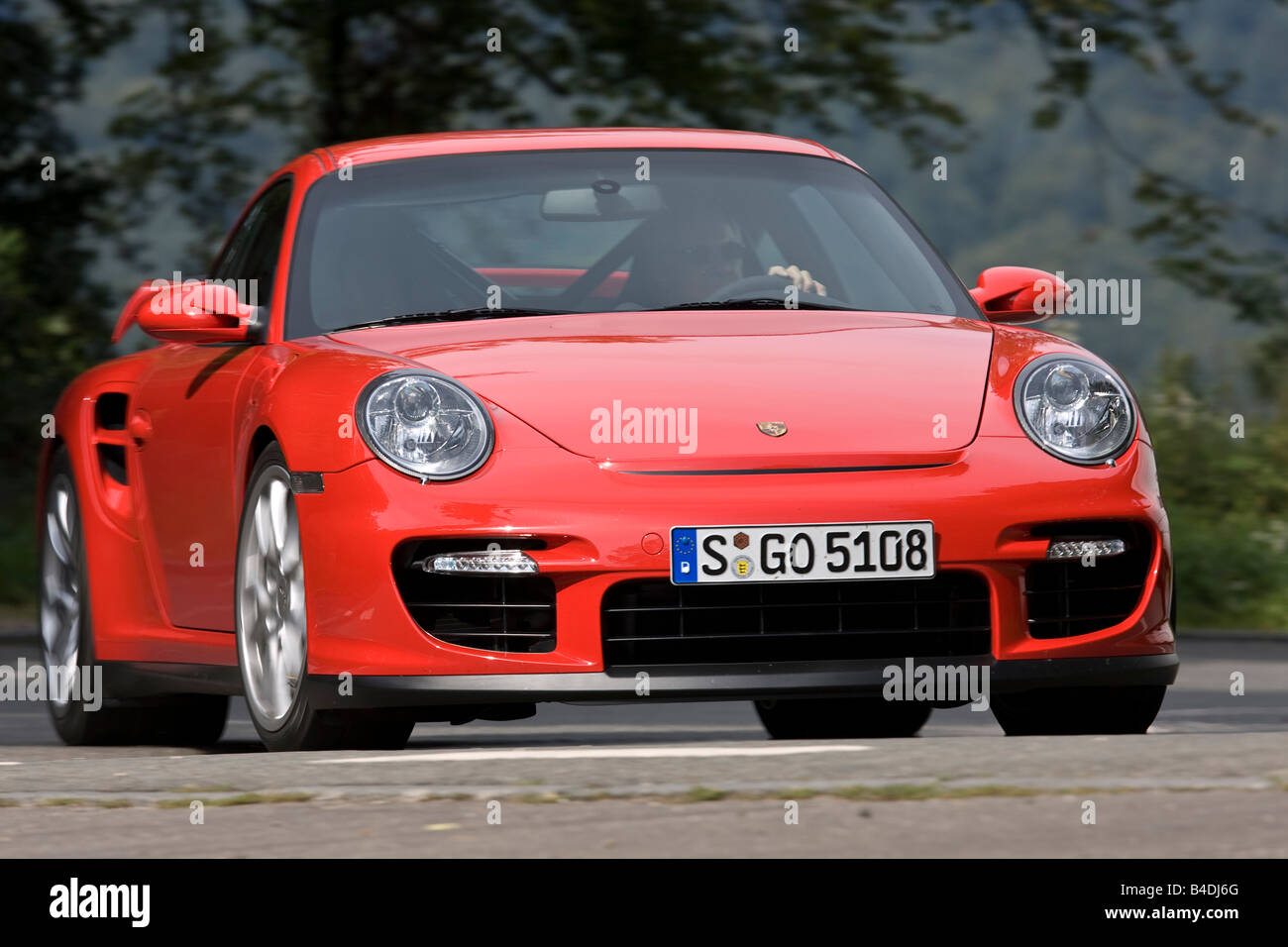 Porsche 911 GT2, l'année de modèle 2007-, rouge, la conduite, la diagonale de l'avant, vue frontale, country road Banque D'Images