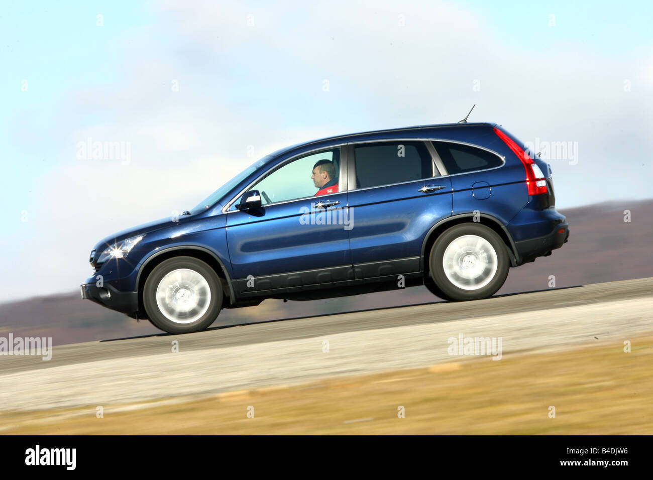 Honda CR-V 2.2 CDTi Executive, l'année de modèle 2007- bleu, déménagement, side view, country road Banque D'Images