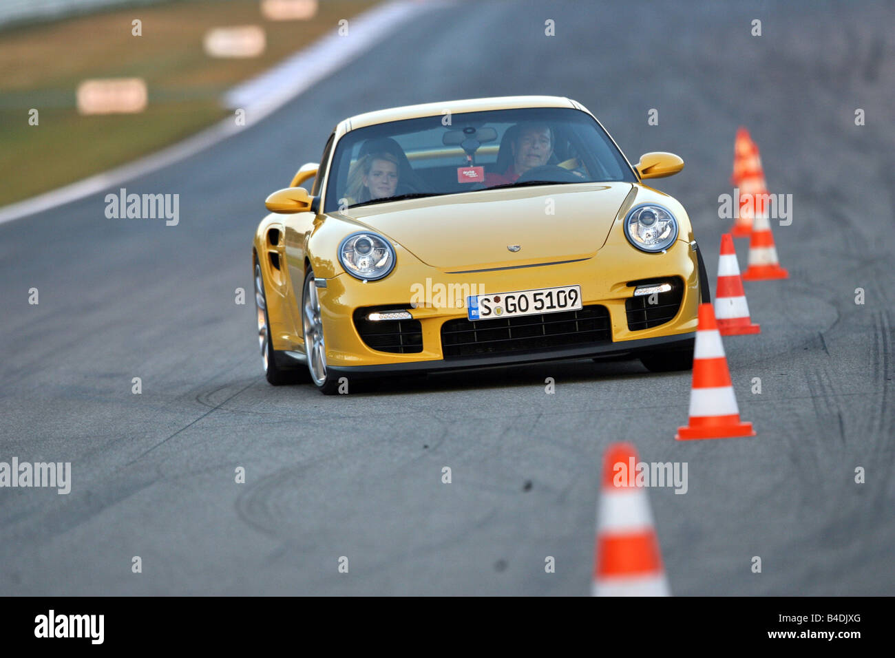 Porsche 911 GT2, l'année de modèle 2007-, jaune, la conduite, la diagonale de l'avant, vue frontale, Pilonen, test track Banque D'Images