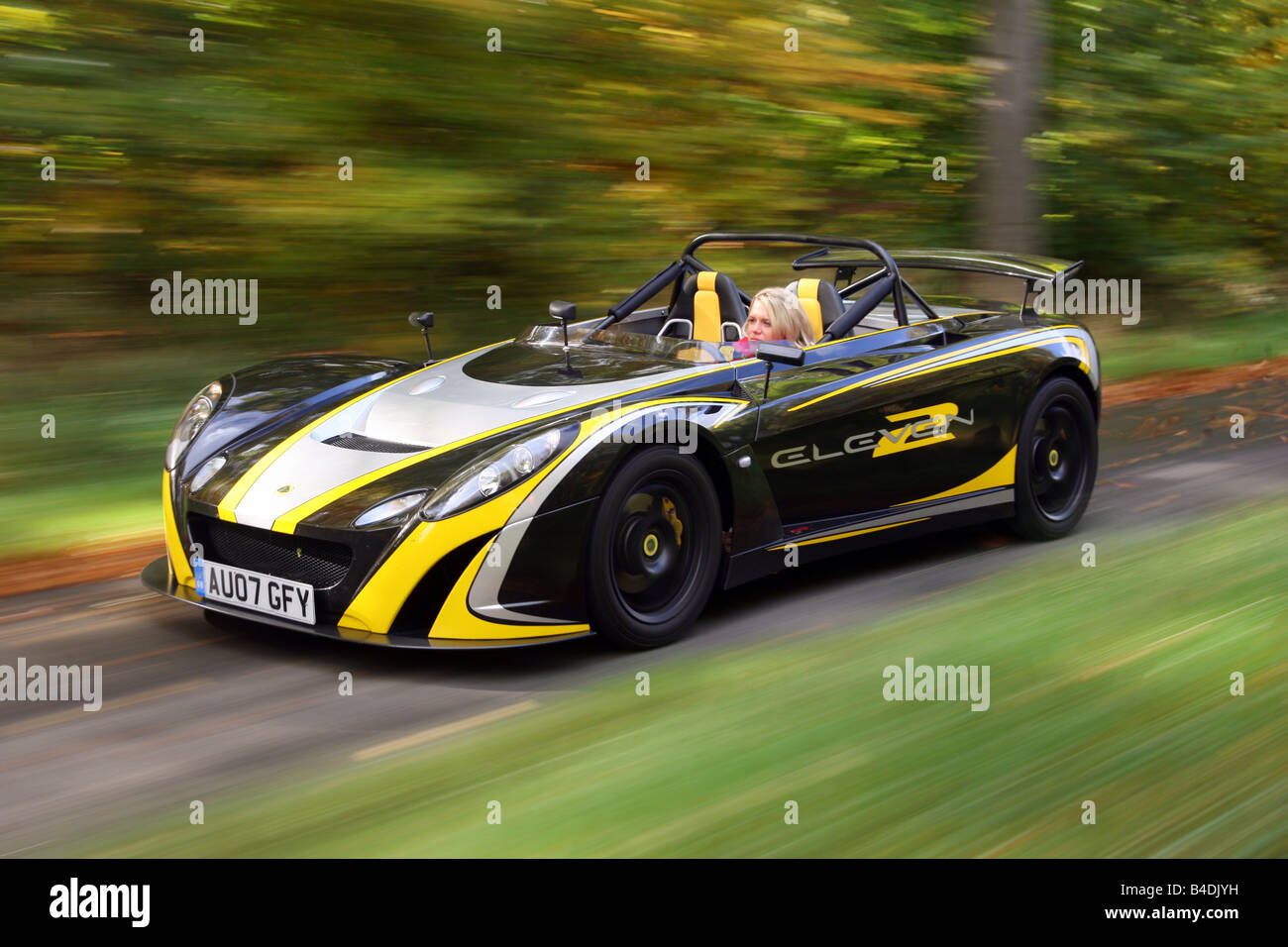 Lotus 2-Eleven, modèle année 2007-, noir-jaune, conduite, déménagement, la diagonale de l'avant, vue frontale, country road Banque D'Images