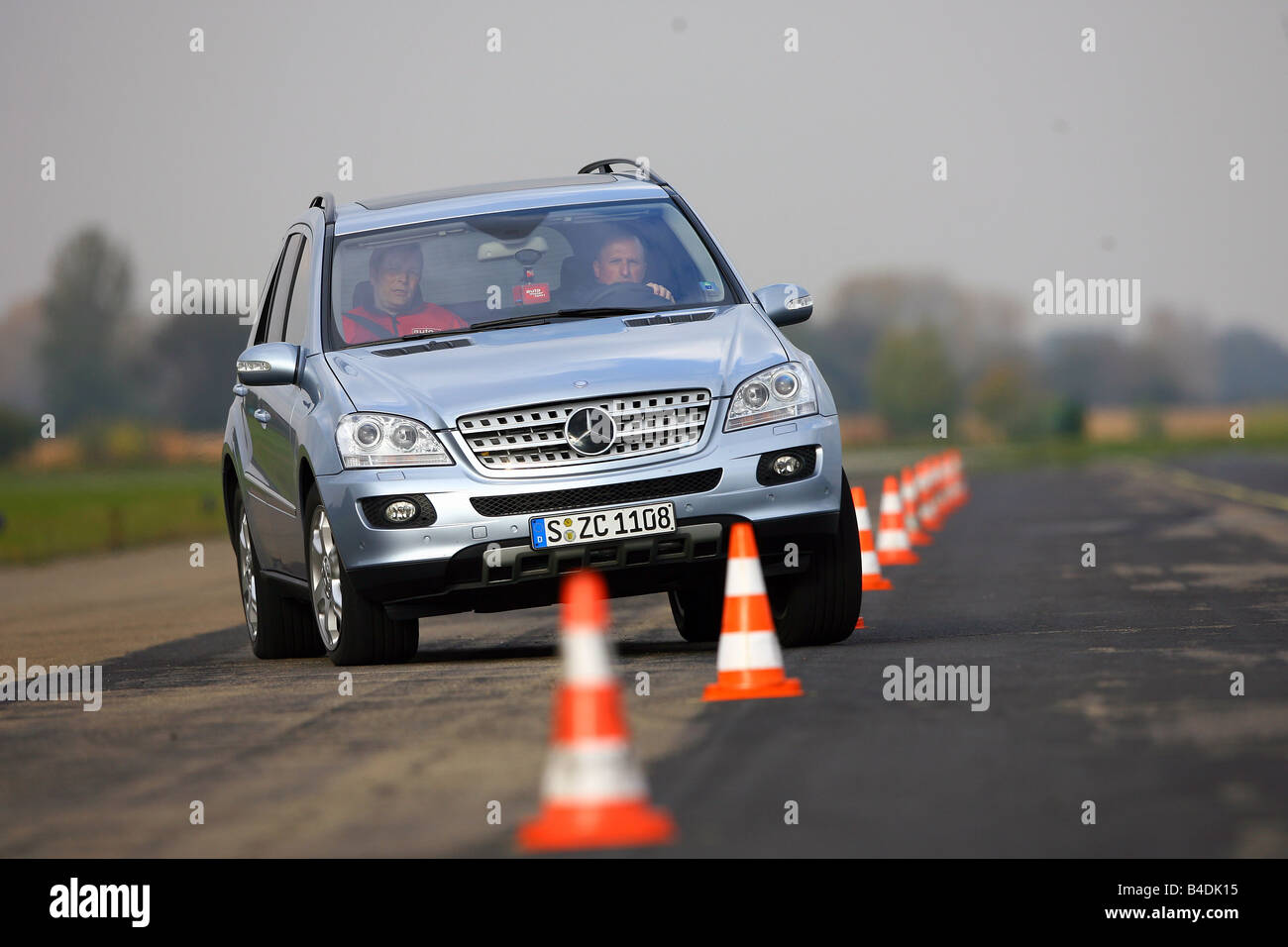 Mercedes ML 420 CDI, l'année de modèle 2007, d'argent, la conduite, la diagonale de l'avant, vue frontale, test track, Pilonen Banque D'Images