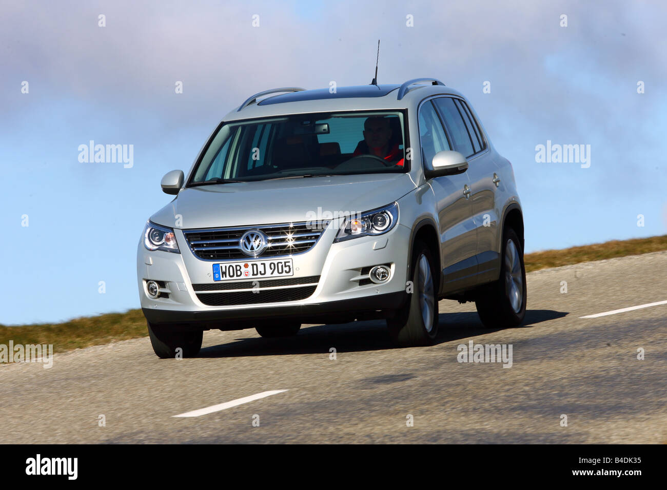 VW Volkswagen Tiguan 2.0 Sport & Style, l'année de modèle 2007, d'argent, la conduite, la diagonale de l'avant, vue frontale, country road Banque D'Images