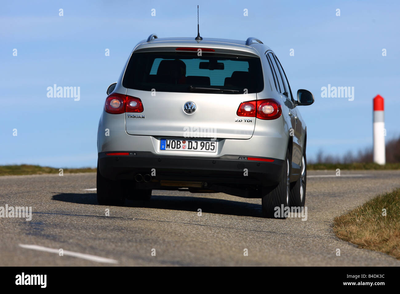 VW Volkswagen Tiguan 2.0 Sport & Style, l'année de modèle 2007, d'argent, la conduite, la diagonale de l'arrière, vue arrière, country road Banque D'Images