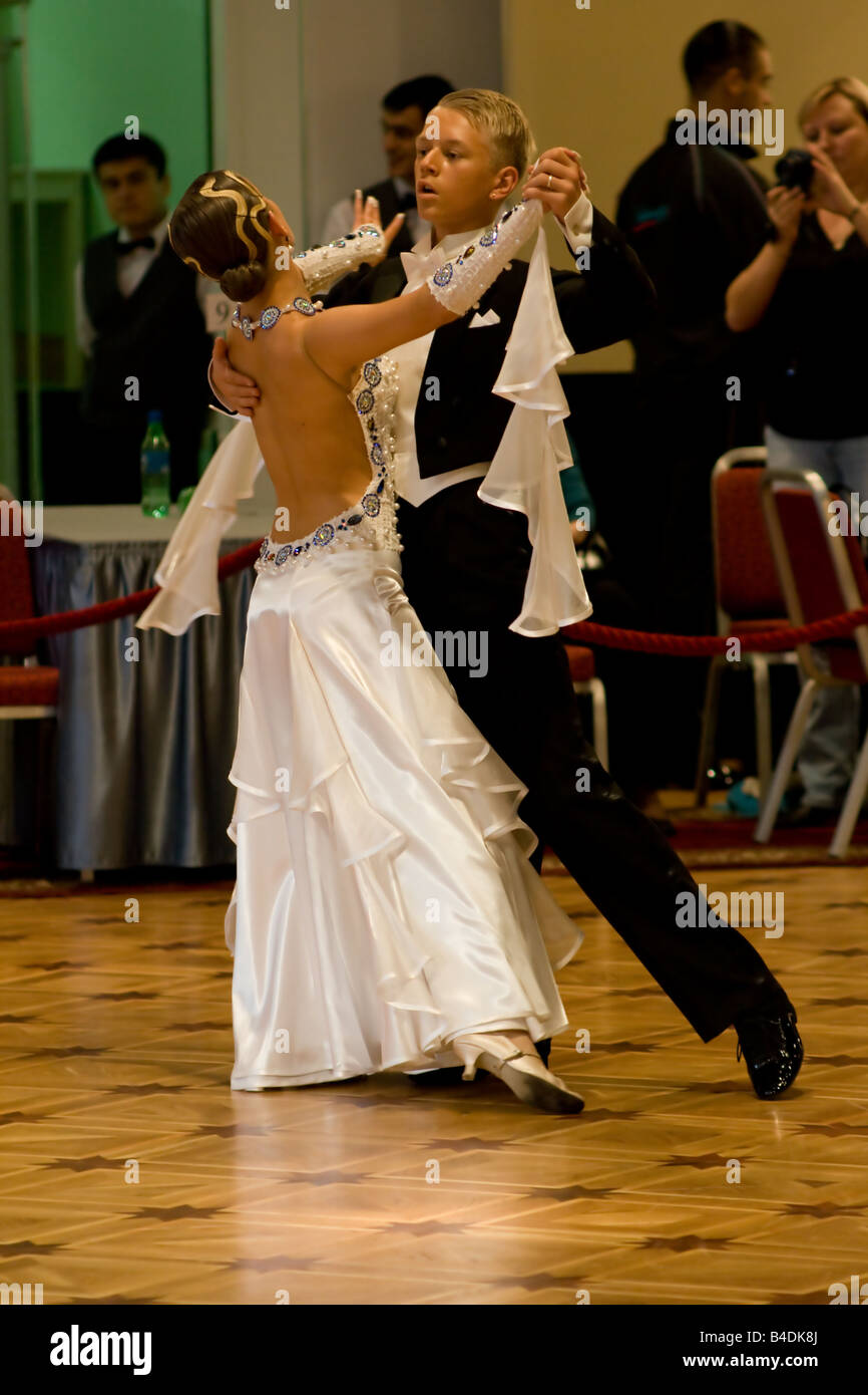Les jeunes danseurs de poser. Ballroom Dance competition 'Nevsky Cup 2008" à Saint-Pétersbourg, Russie. Banque D'Images