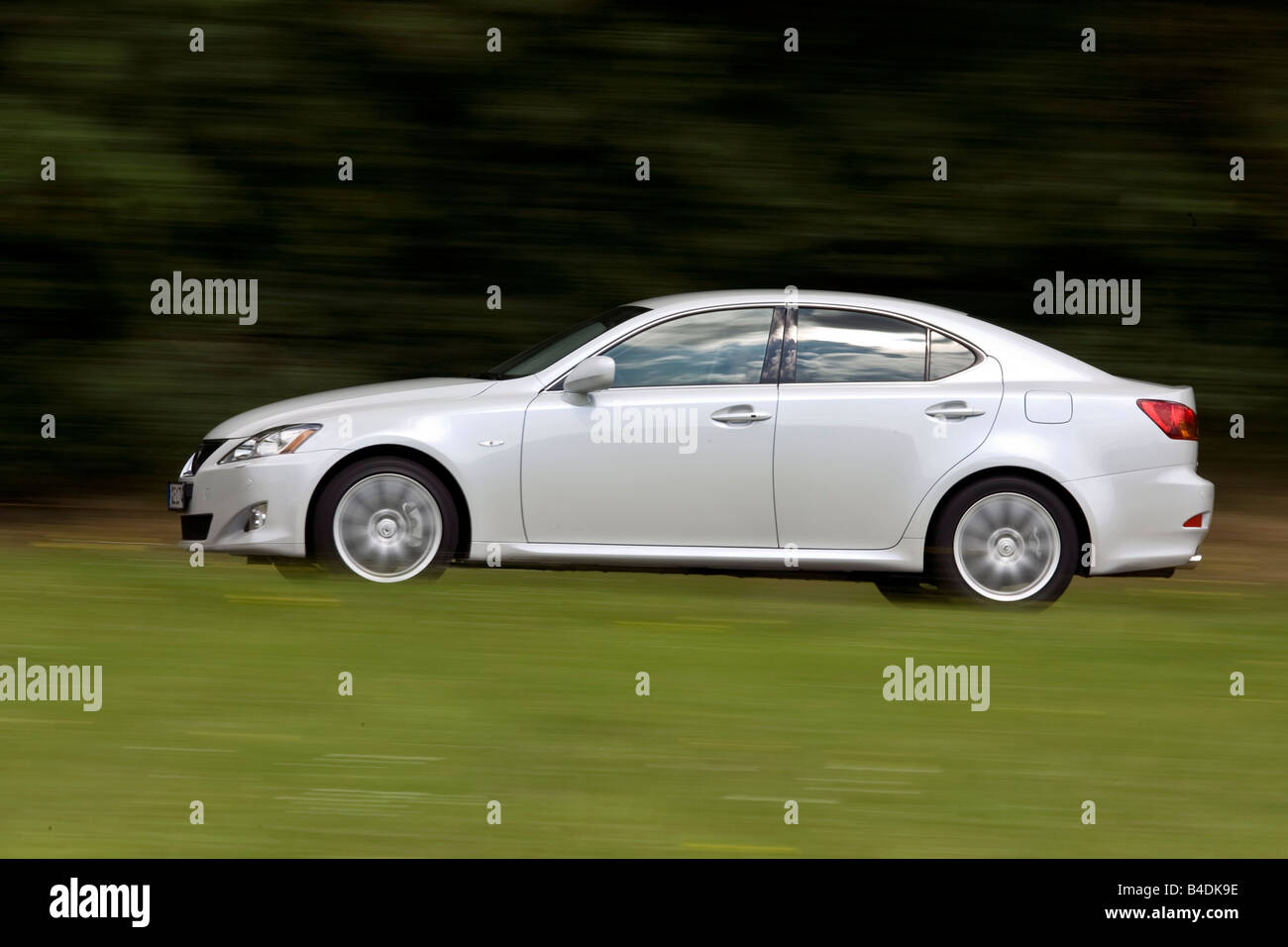 Lexus est 250, l'année de modèle 2005-, blanc, la conduite, la vue latérale, country road Banque D'Images