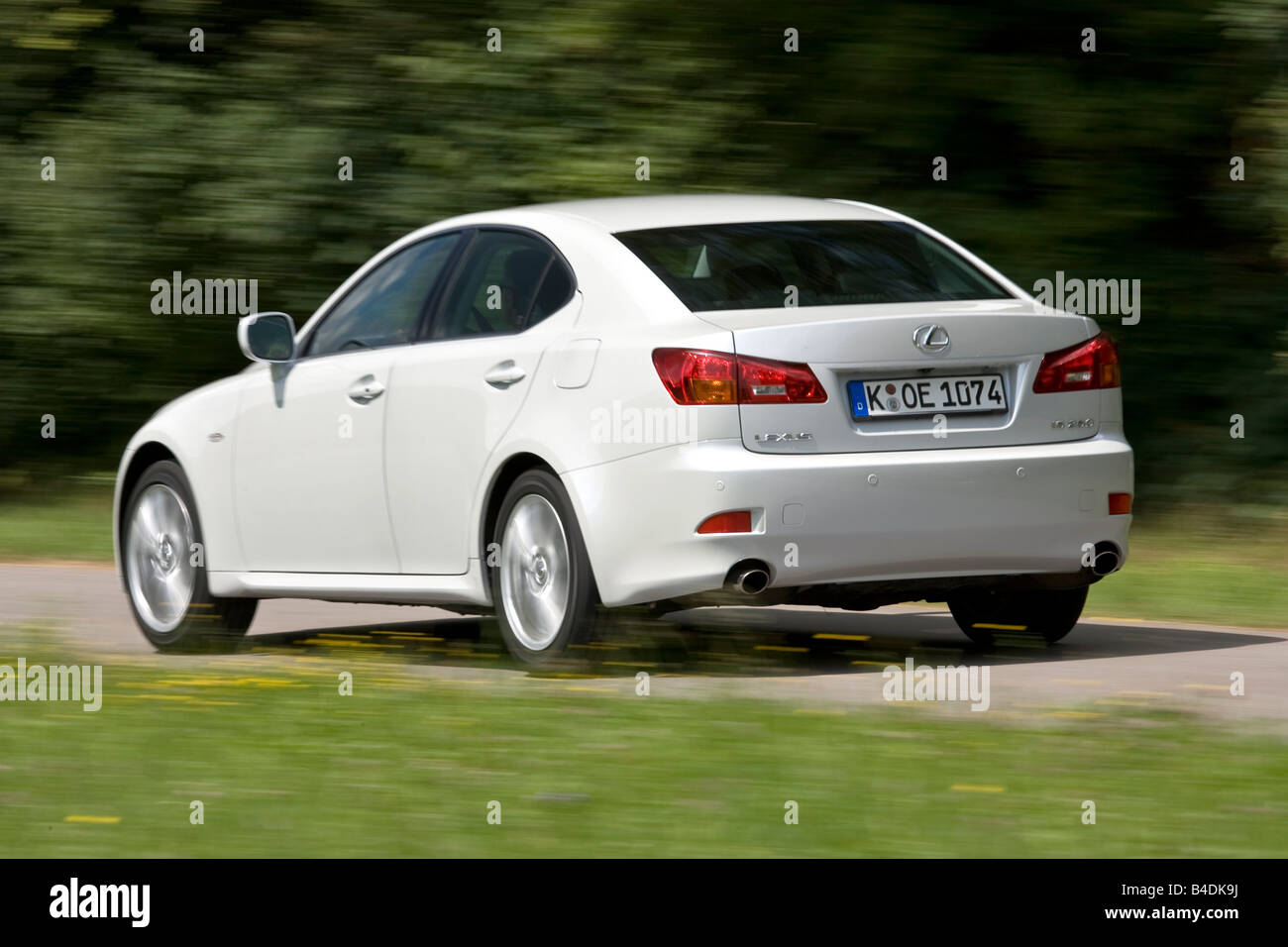 Lexus est 250, l'année de modèle 2005-, blanc, la conduite, la diagonale de l'arrière, vue arrière, country road Banque D'Images