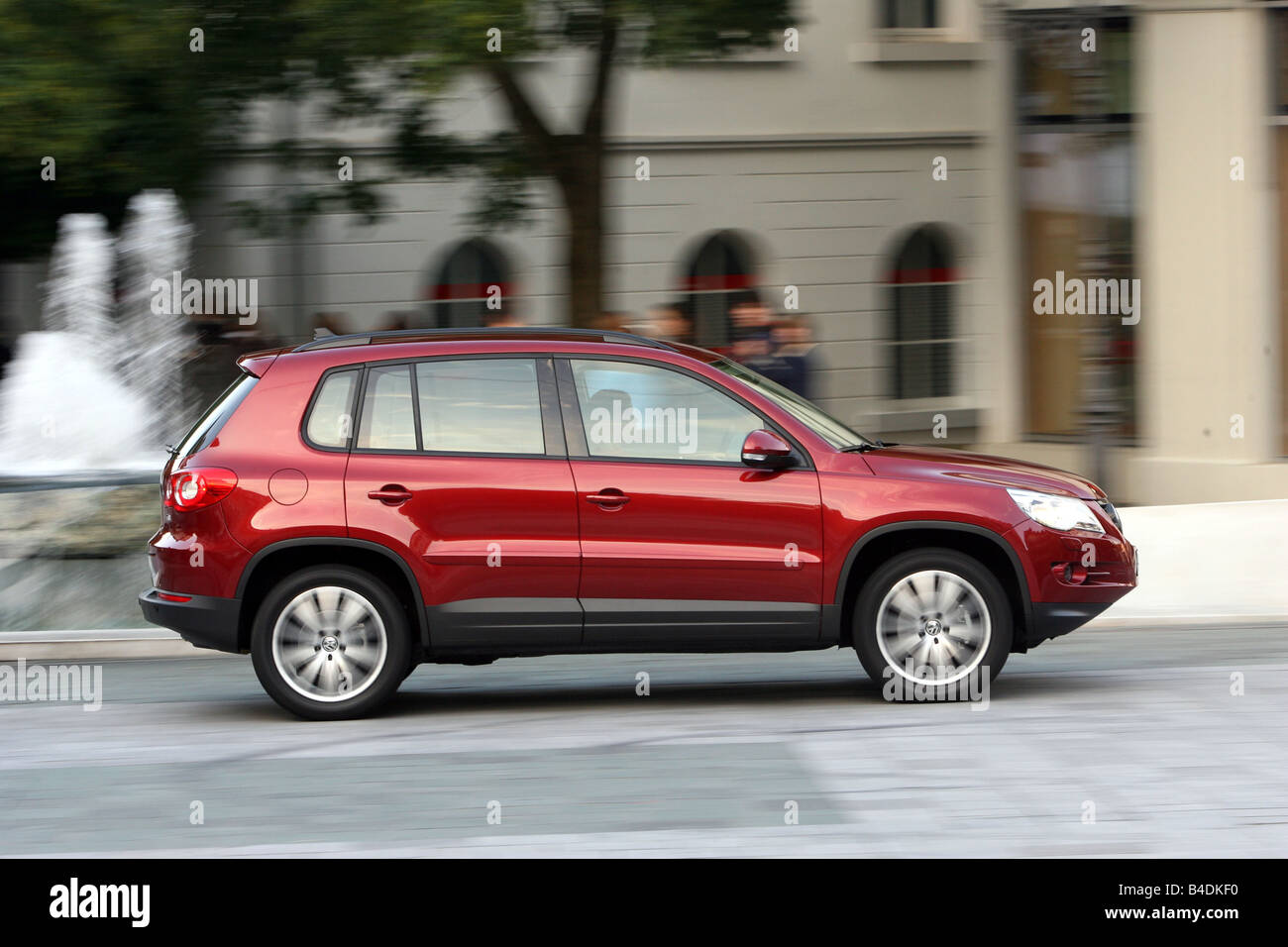 VW Volkswagen Tiguan 1.4 TSI Track & Field, l'année de modèle 2007-, rouge, au volant, côté, vue sur la ville Banque D'Images