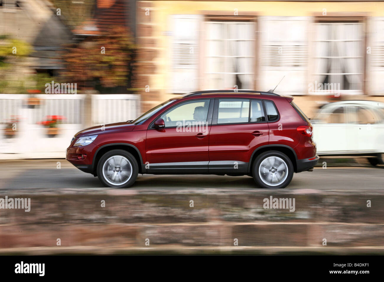 VW Volkswagen Tiguan 1.4 TSI Track & Field, l'année de modèle 2007-, rouge, au volant, côté, vue sur la ville Banque D'Images