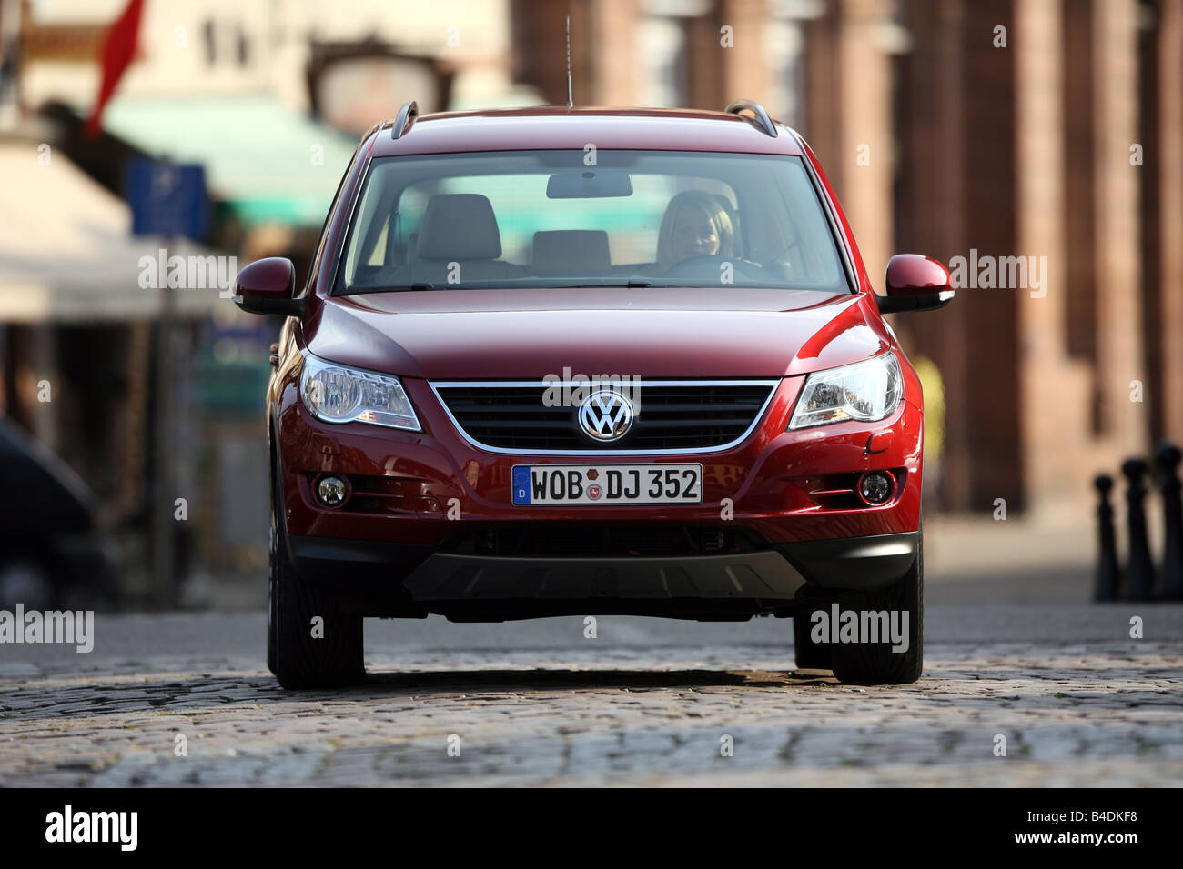 VW Volkswagen Tiguan 1.4 TSI Track & Field, l'année de modèle 2007-, rouge, conduite, vue frontale, Ville Banque D'Images