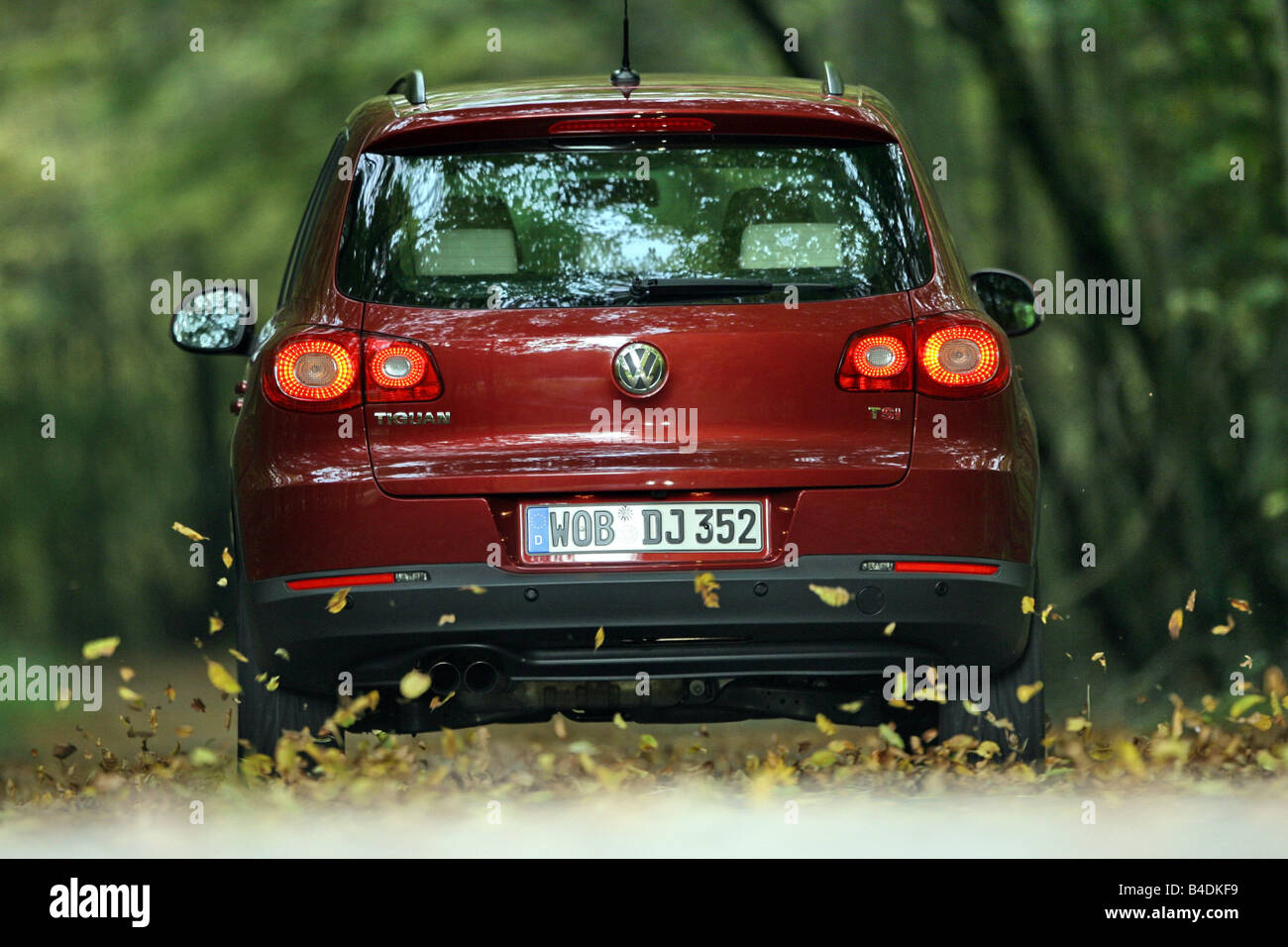 VW Volkswagen Tiguan 1.4 TSI Track & Field, l'année de modèle 2007-, rouge, la conduite, la diagonale de l'arrière, vue arrière, country road, FOL Banque D'Images