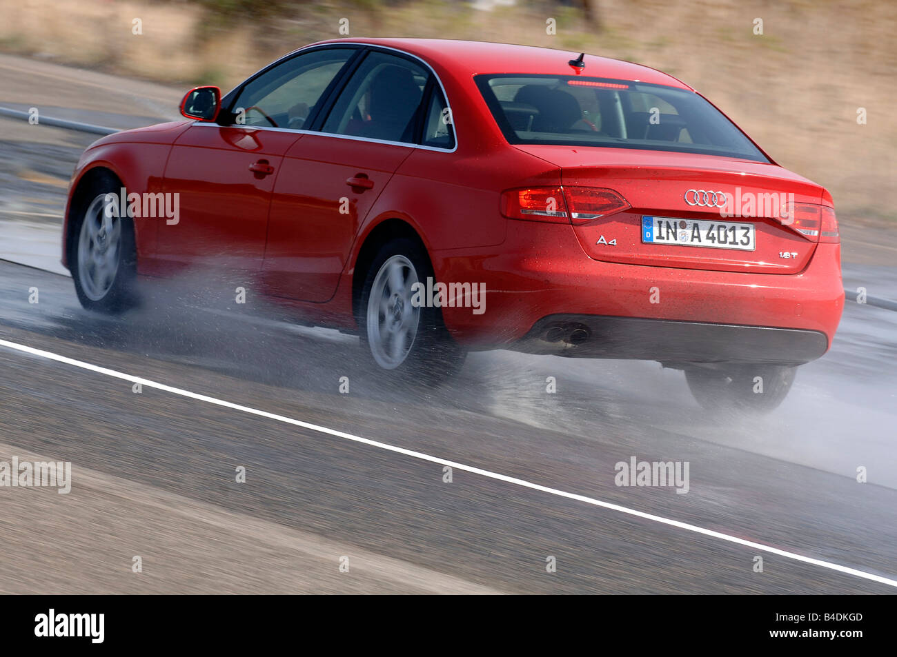 Audi A4 1.8 TFSI Ambition, modèle de l'année 2007-, rouge, la conduite, la diagonale de l'arrière, vue arrière, test track, souffler loin pneumatiques Banque D'Images