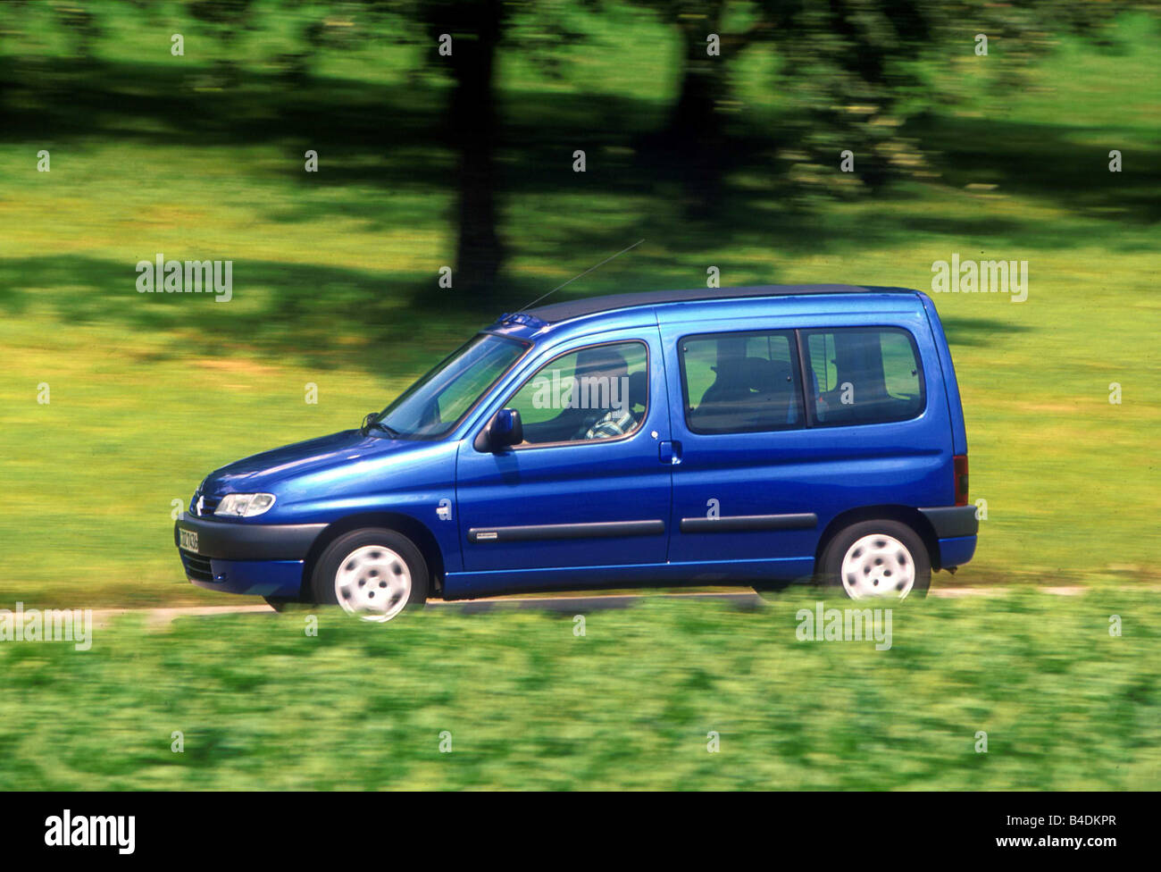 Voiture, Citroen Berlingo 1.8i, Van, l'année de modèle 1997-2002, bleu en mouvement, country road, side view Banque D'Images