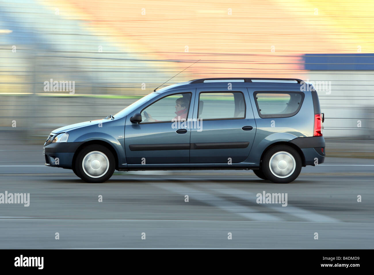 Dacia Logan MCV Lauréate 1.5 dCi, l'année de modèle 2008-, l'anthracite, la conduite, la vue latérale, test track Banque D'Images